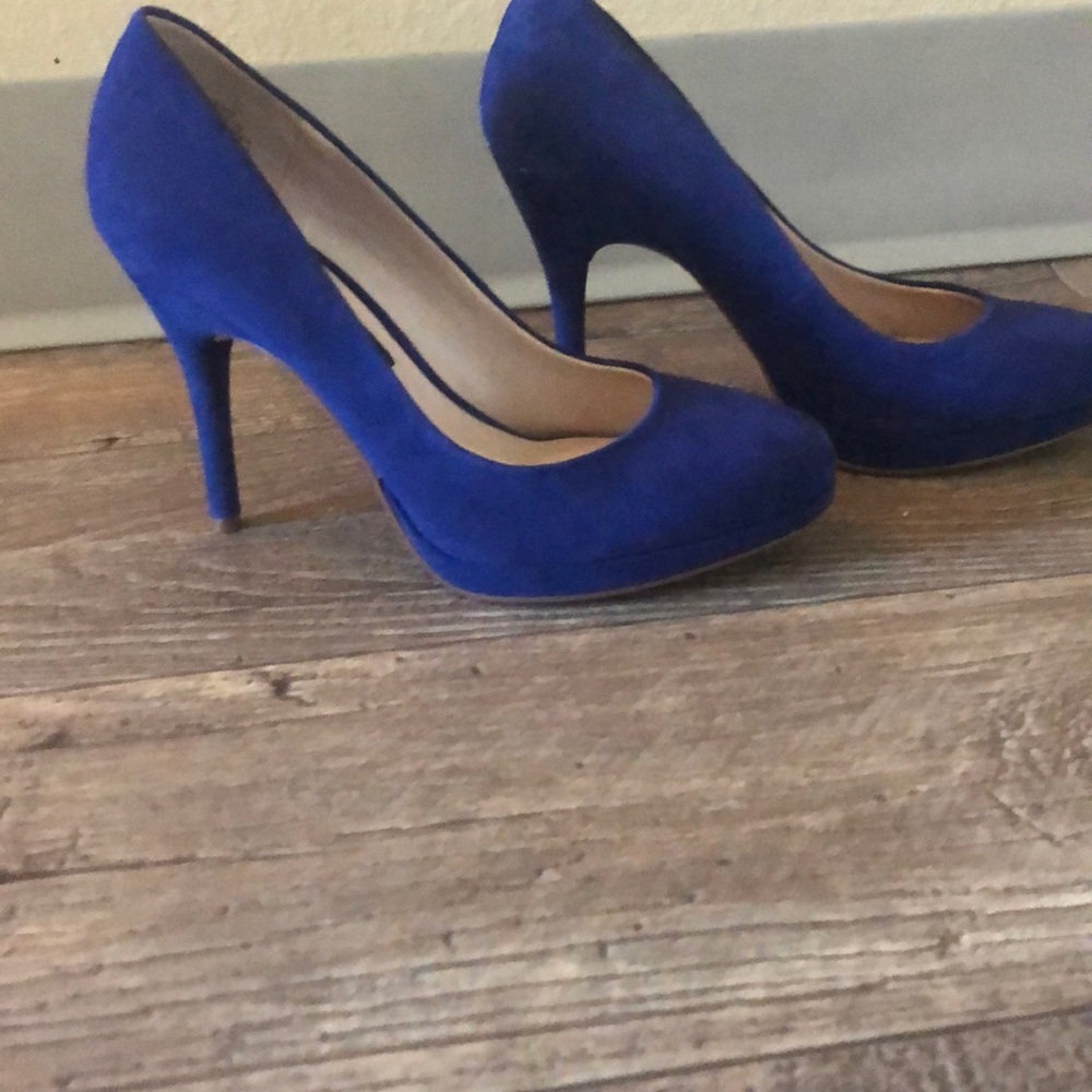 Blue pumps